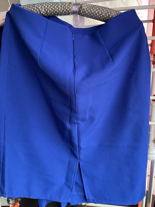 Костюм юбка и кофта с баской 50р