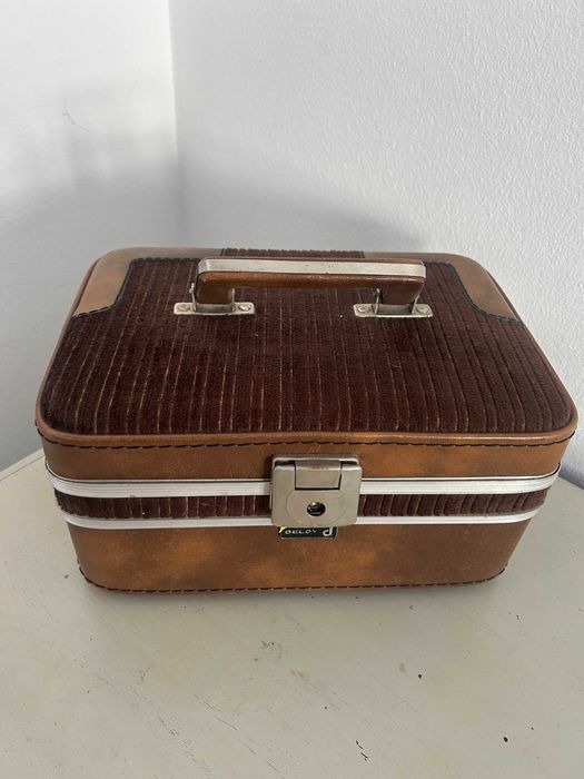 Mala antiga vintage com espelho