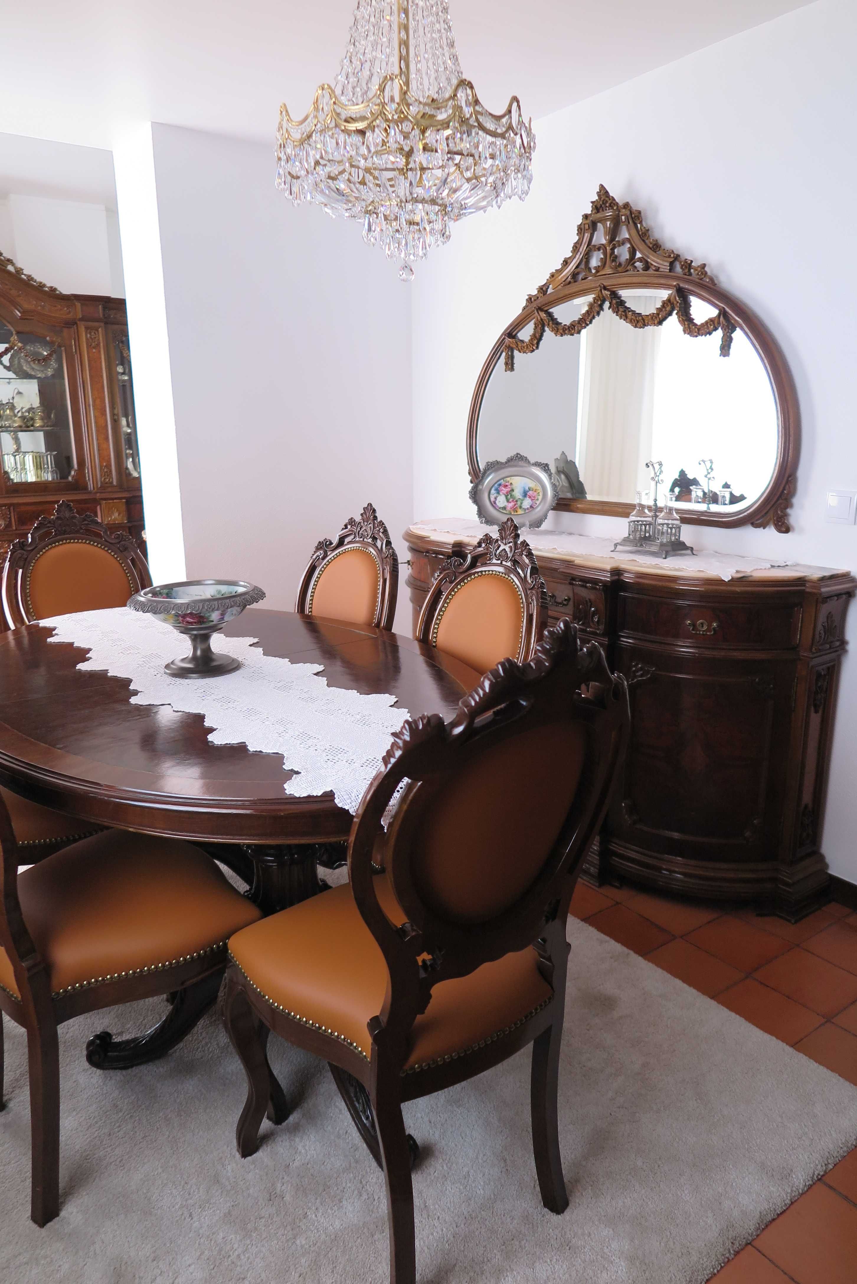 Sala de Jantar com louceiro e aparador (vendo sem louceiro)