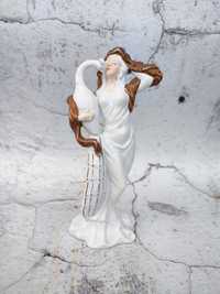 Porcelanowa Figurka Kobieta z Ptakiem - Vintage - design