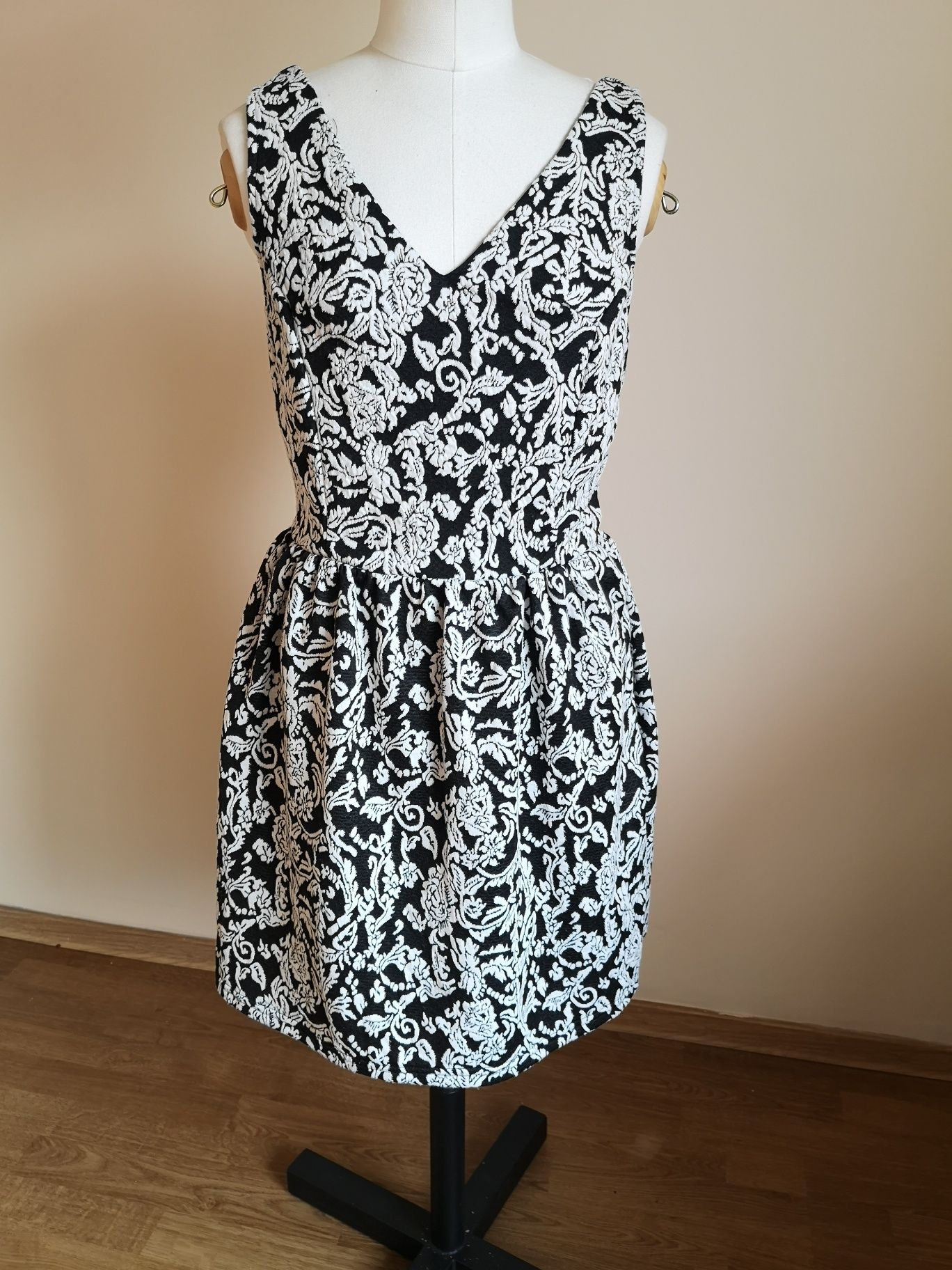 Sukienka czarna biała boho dekold v h 36 S zara elegancka