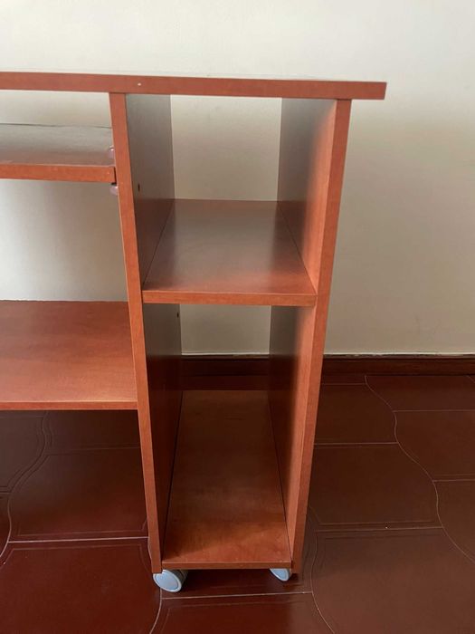 Secretária com prateleiras