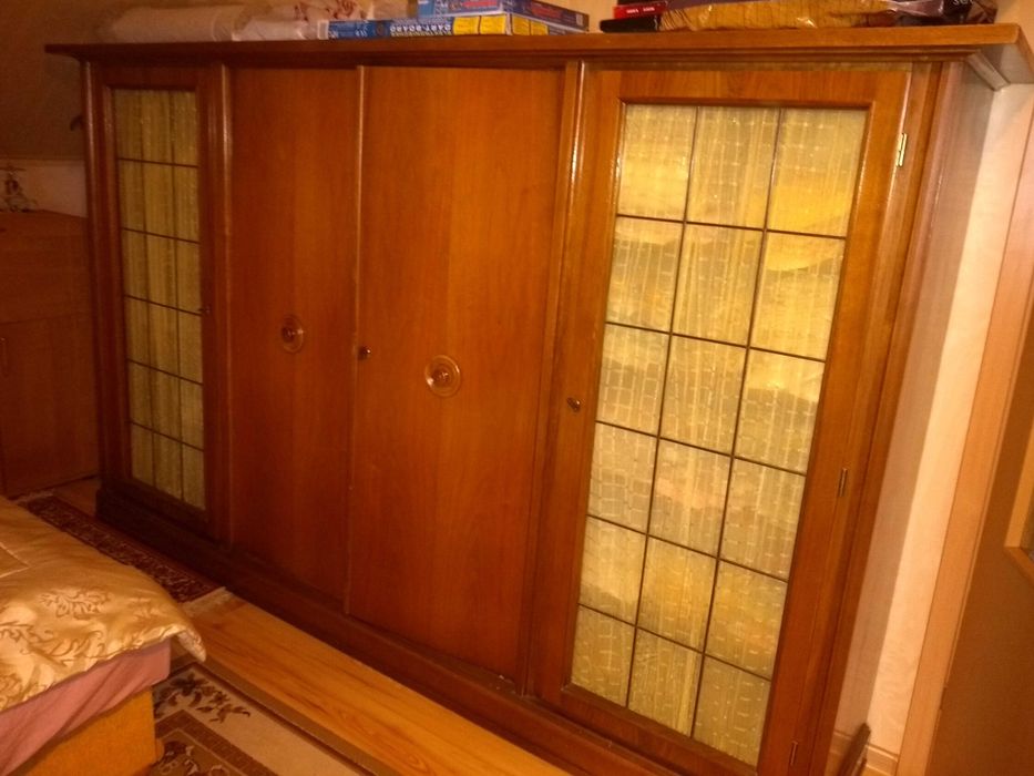 Komplet mebli z litego drewna. Profesjonalnie odnowione.