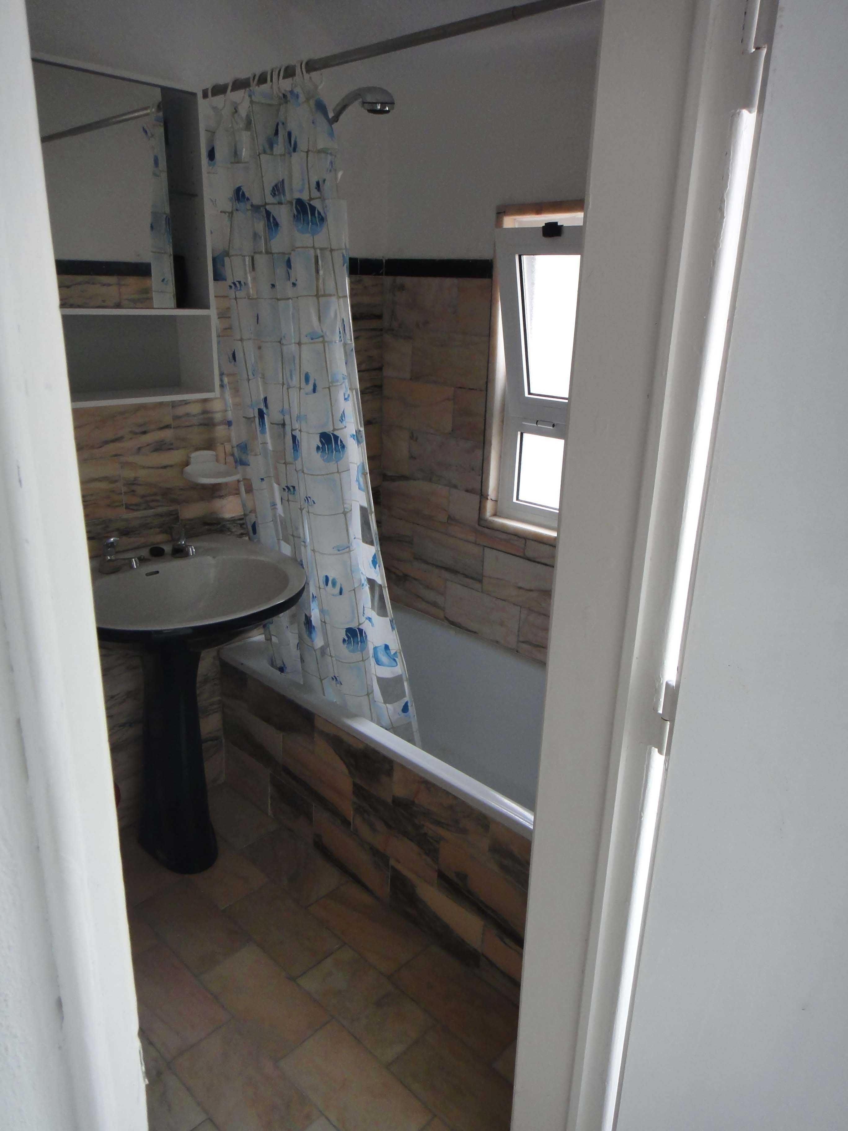 Quarto junto metro Arroios Com Recibo e Despesas incluidas