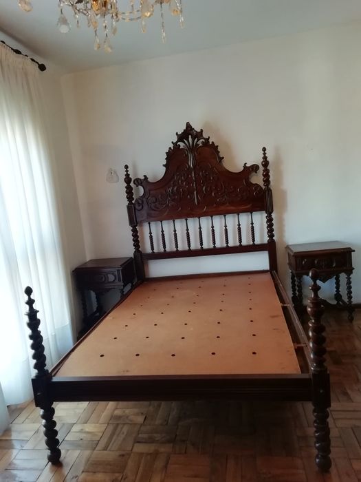 Mobilia de quarto (camas, mesinhas de cabeceiras, guarda fato, cómoda)