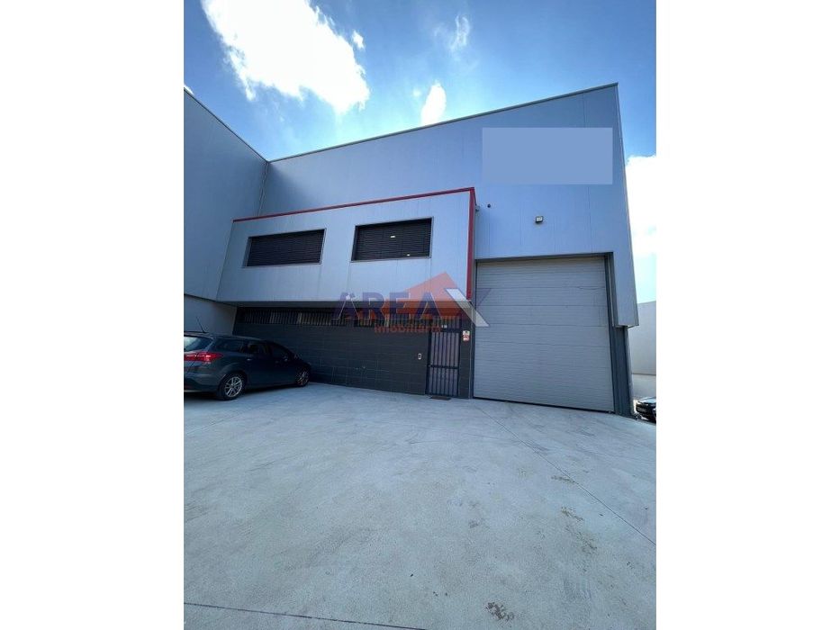 Pavilhão para industria com 400m2 de implantação + 69m2 de escritór...