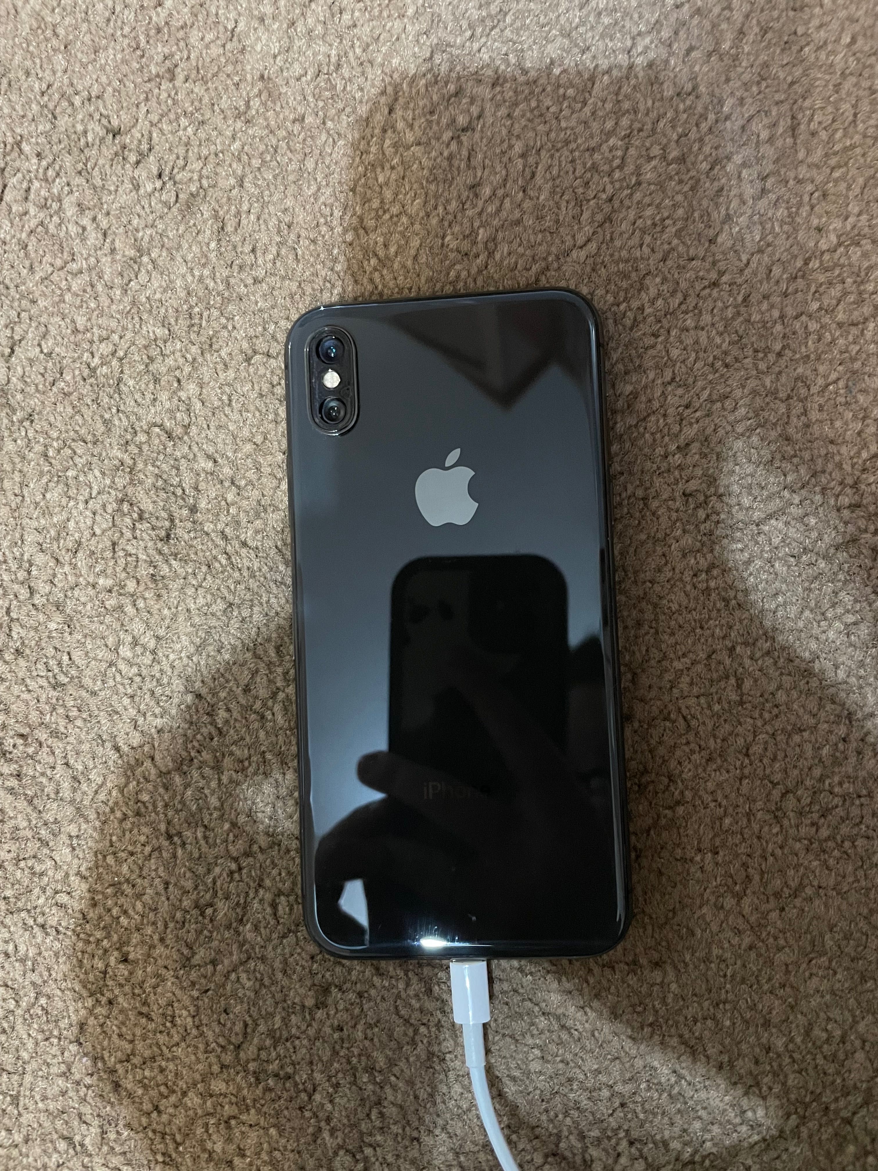 Телефон iPhone X 64 GB