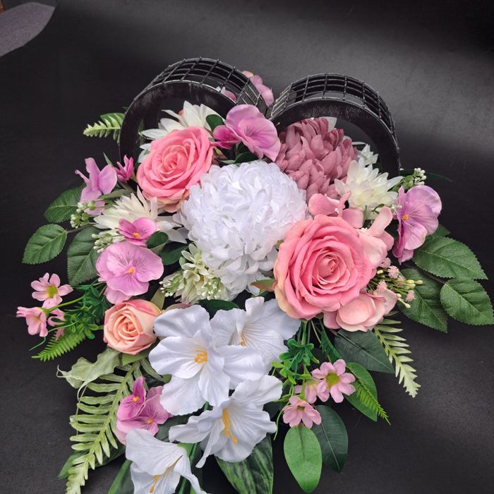 Komplet nagrobny tj. Stroik serce+ bukiet do wazonu