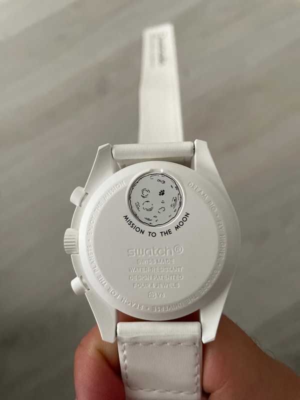 Snoopy x Omega Swatch SO33W700 – Biel w Kosmosie