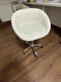 Fotel biały krzesło z diamentami