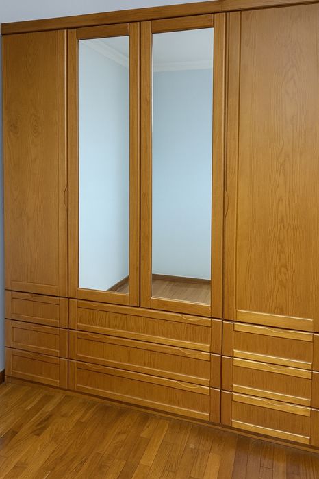 Roupeiro com gavetas e espelho