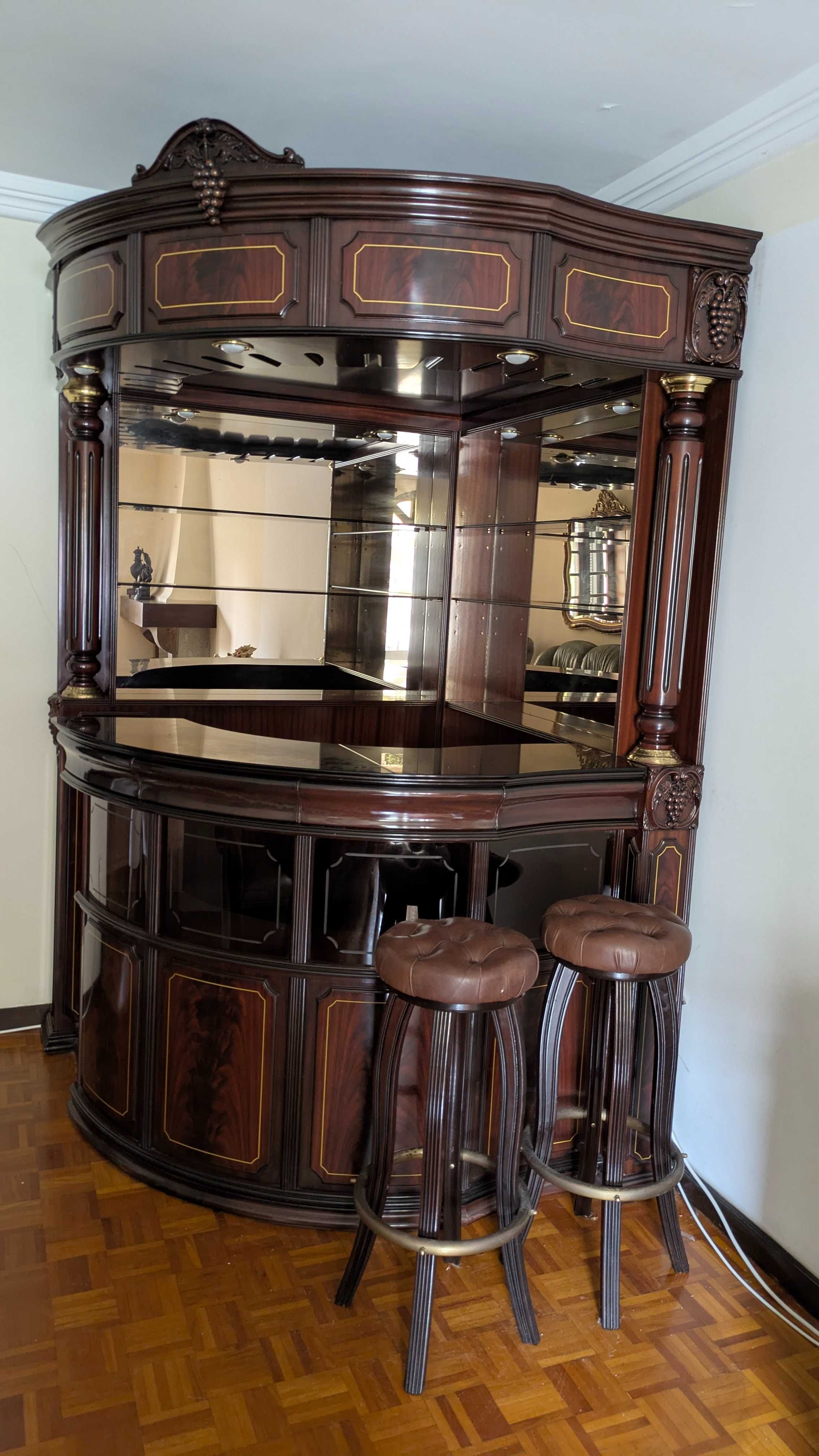 Conjunto de bar clássico em madeira maciça + 2 bancos altos