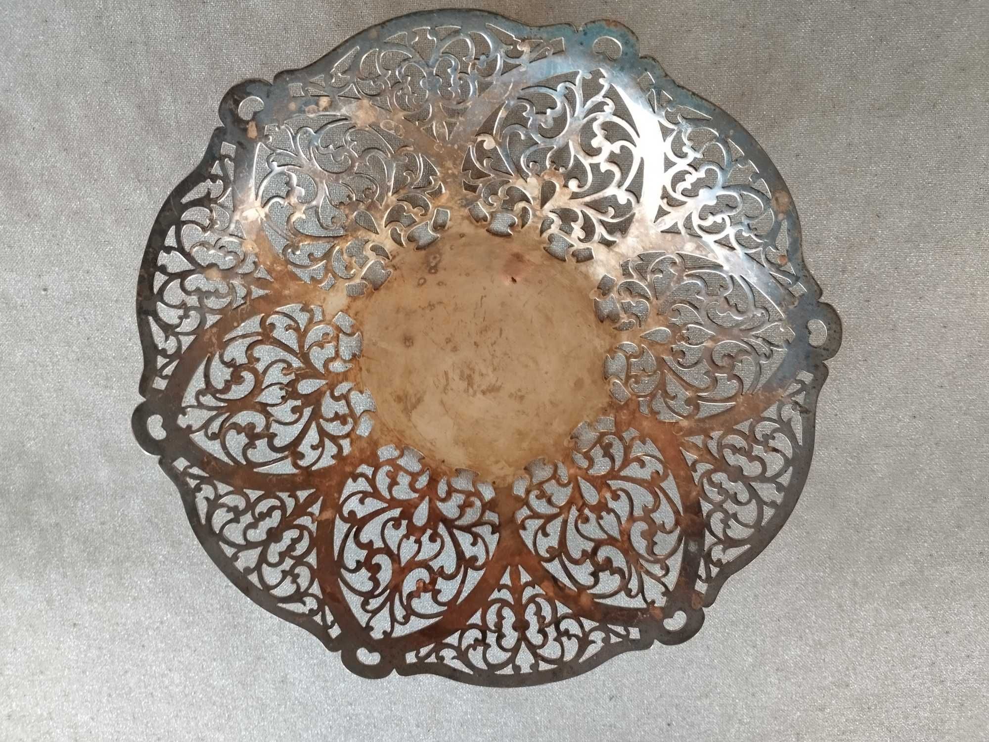 Stary metalowy talerzyk koszyczek