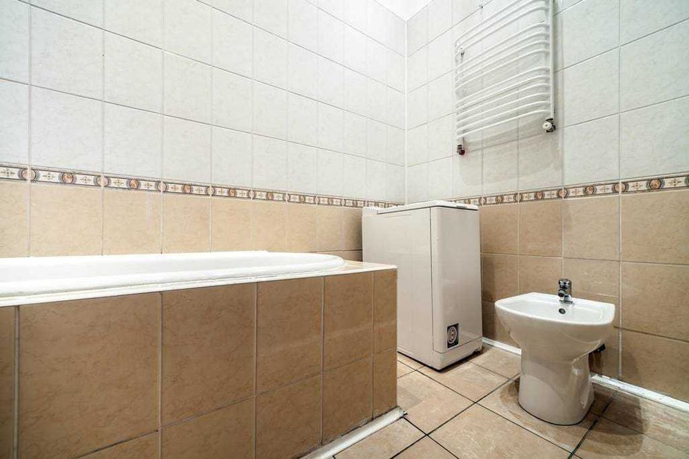 Подобово Львів .Власник.  2-кім квартира в центрі з балконом.