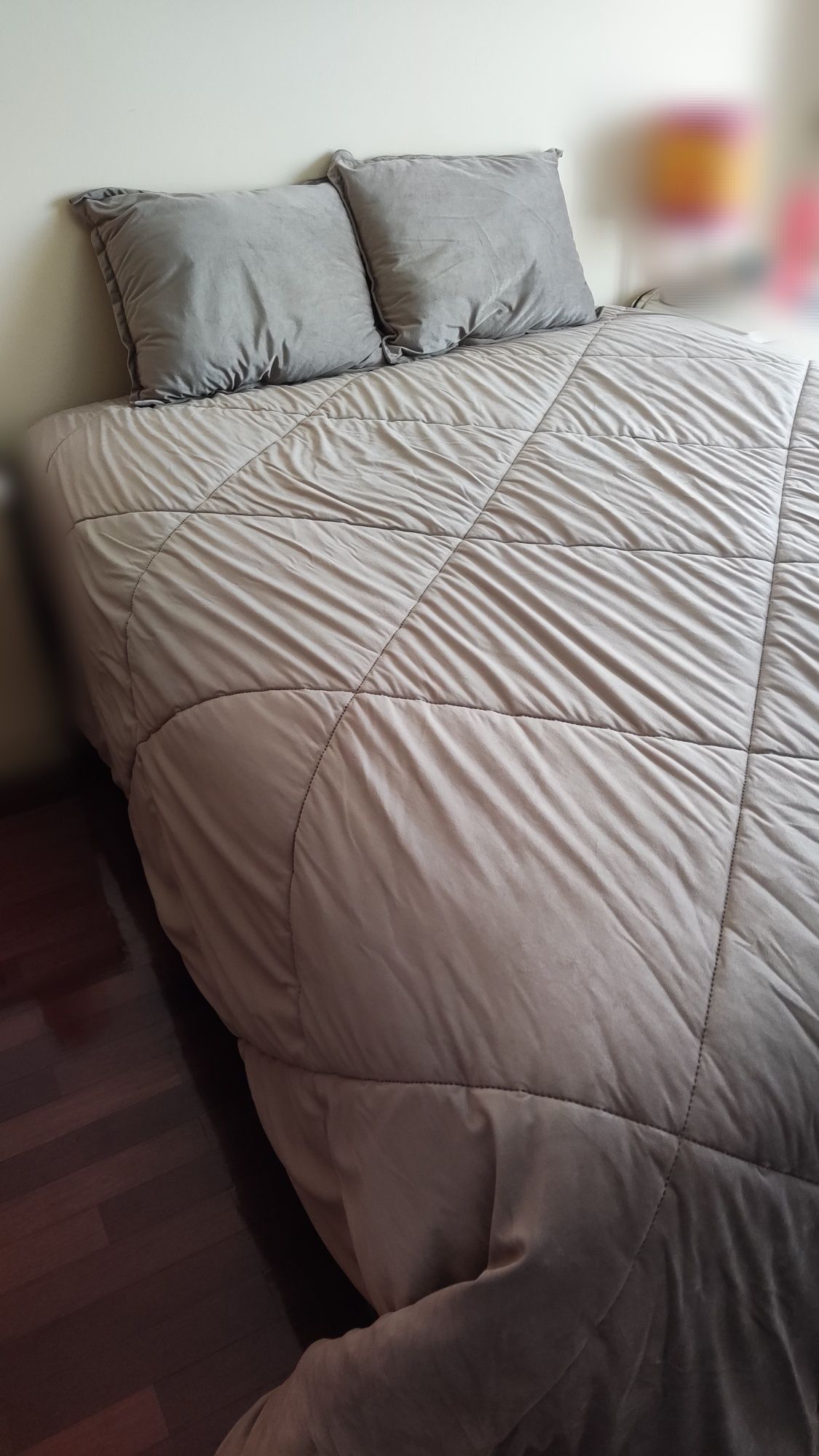 Colcha cinza 2,50m x 2,80m + 2 almofadas