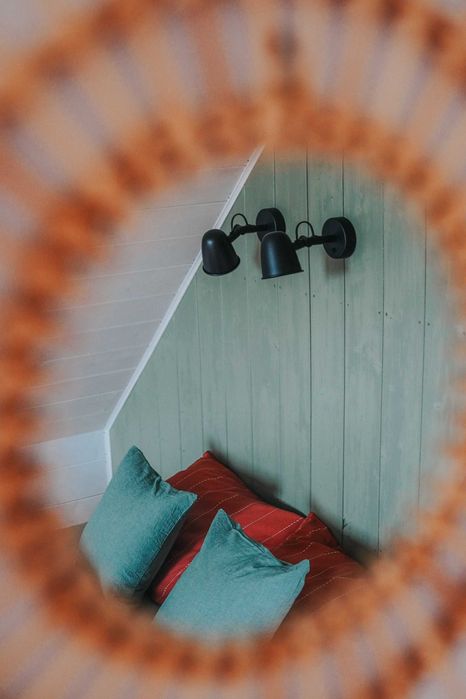 Dom domek na Mazurach nad jeziorem ogrodzony balia jacuzzi sauna