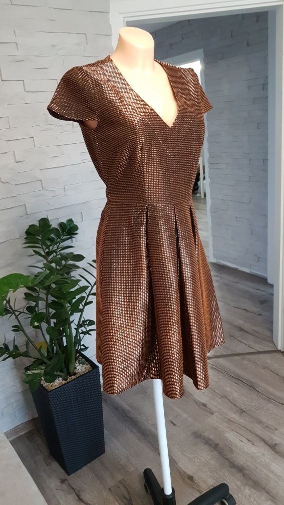 Nowa rozkloszowana złota sukienka rozmiar 32/34 błyszcząca