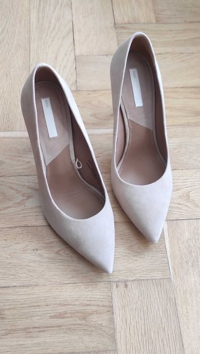 Beżowe eleganckie zamszowe szpilki H&M nude
