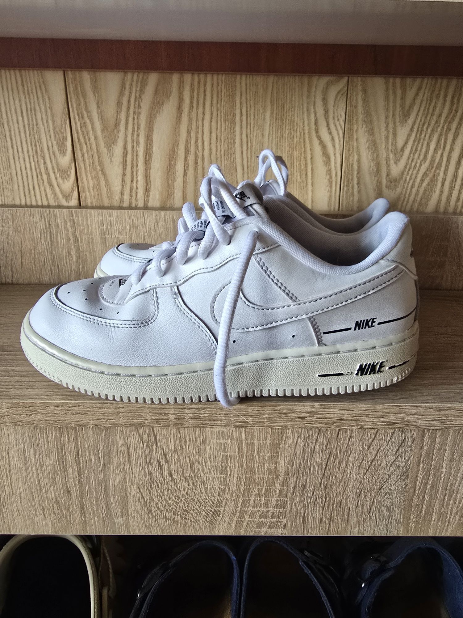Шкіряні кросівки Nike.