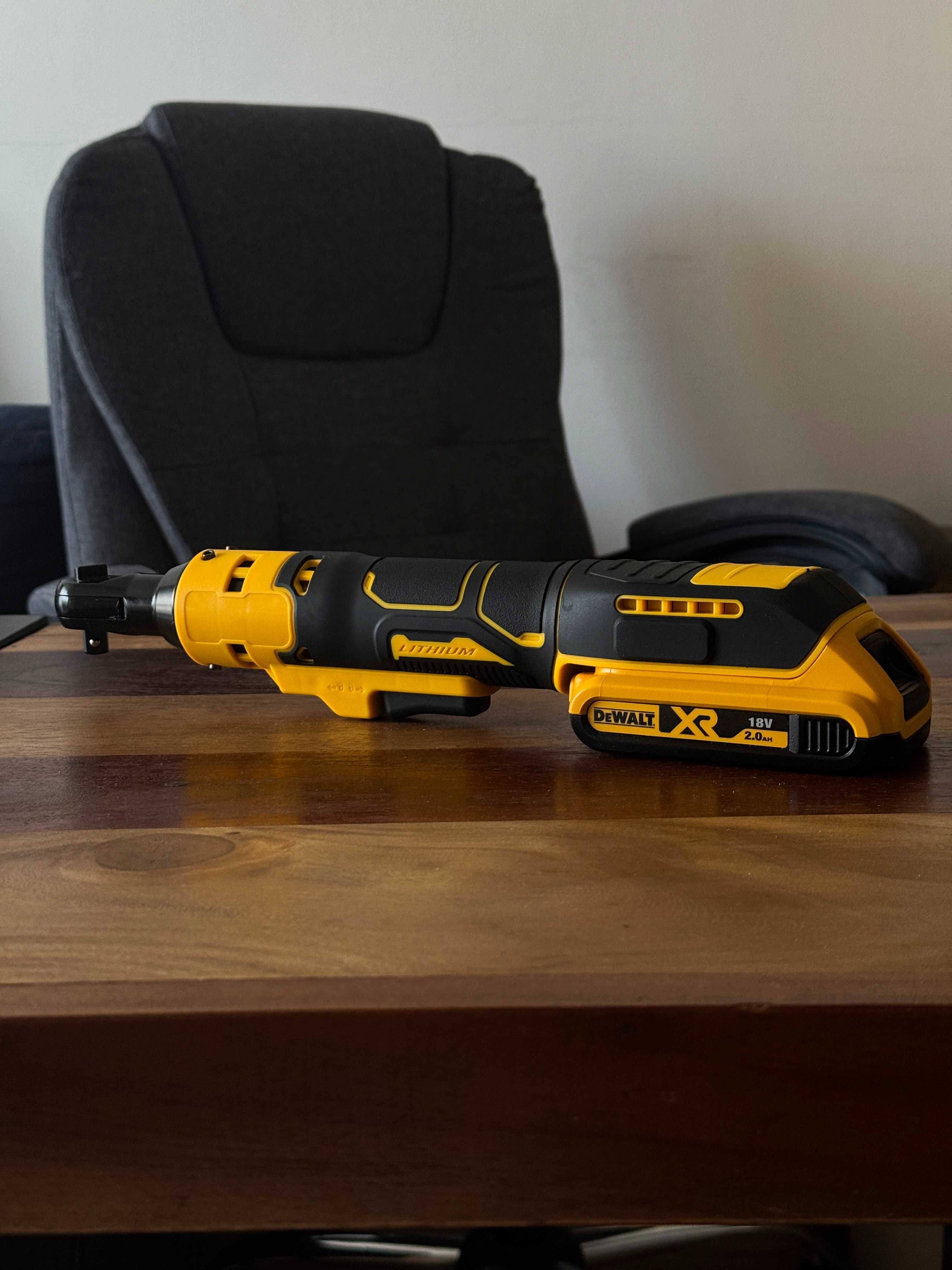 Automatyczny klucz grzechotka 3/8 na baterie dewalt xr z latarką