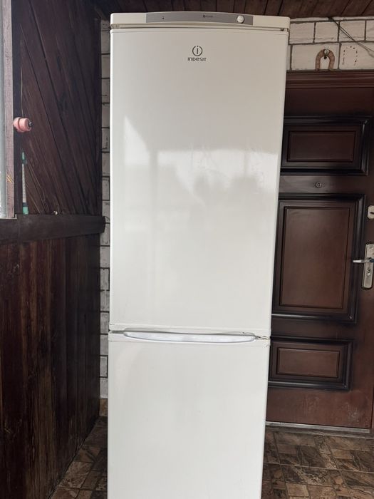 Продам чудовий холодильник Indesit