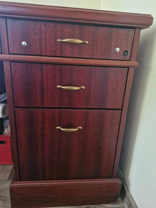 Biurko PRL – masywny świadek wielkich decyzji