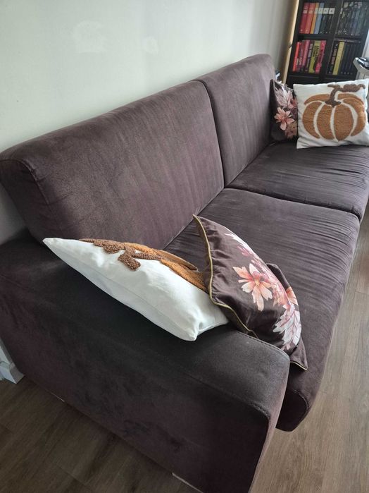 Brązowa kanapa i fotel