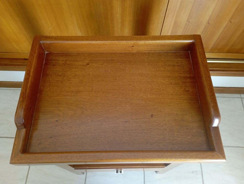 Mesinha de cabeceira