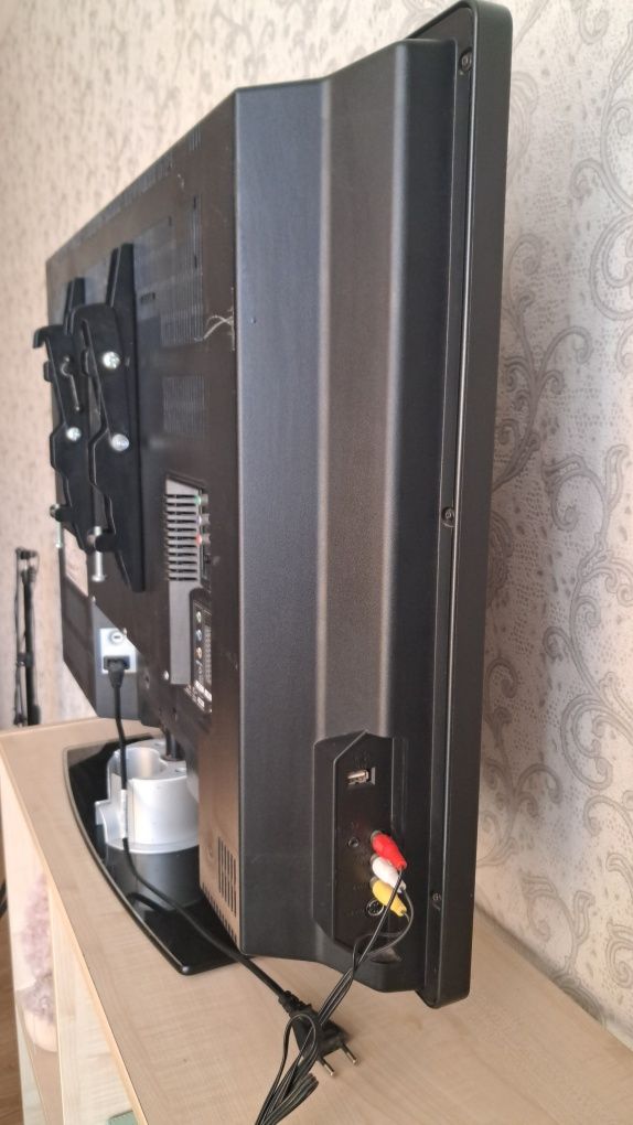 ПродамТелевізор Philips 32PFL7962D/12, в гарному справному стані. В ре