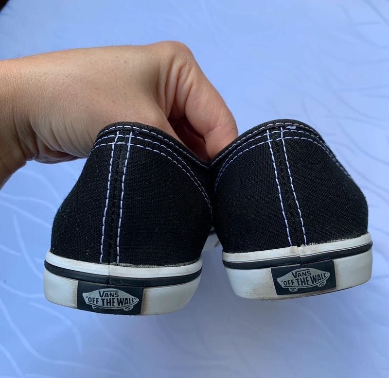 Czarne trampki z białą podeszwą Vans 36