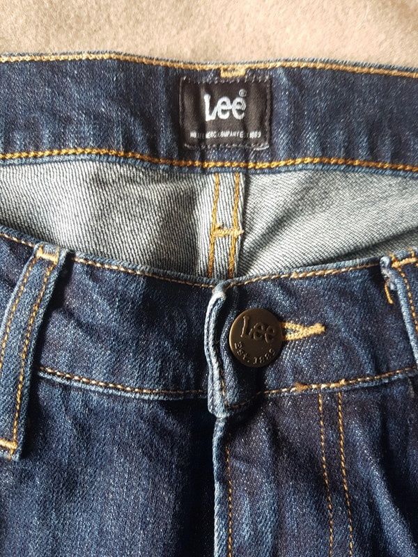 Granatowe spodnie dżinsowe LUKE Lee