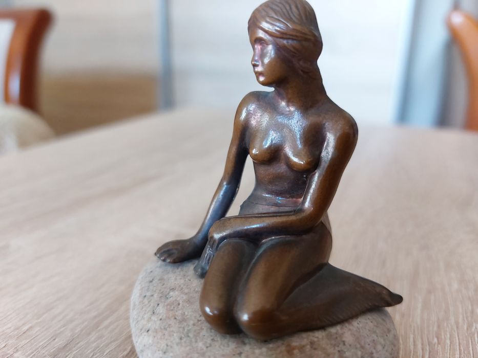 Figurka kobiety z brązu