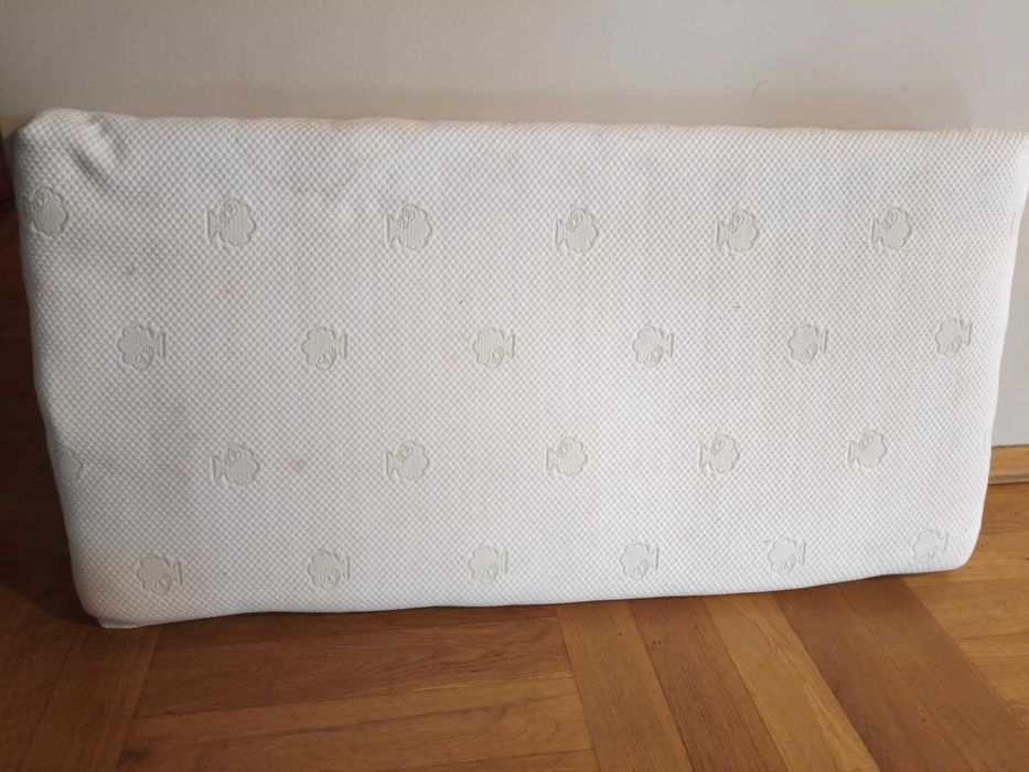 Łóżeczko dziecięce  w dobrym stanie z materacem.
