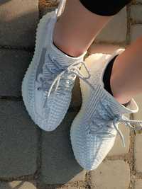 Крутые светлые кроссы Yeezy