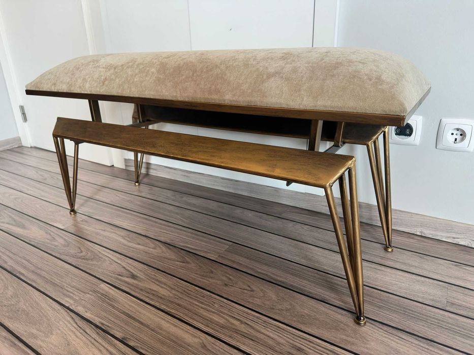 Banco em tecido bege com estrutura dourada