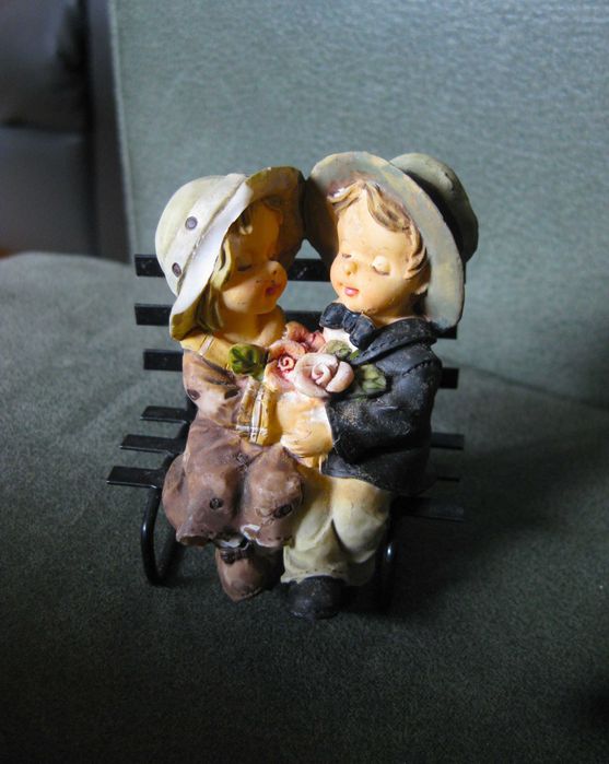 Namorados e Noivos na Banco de Jardim- 4 diferentes