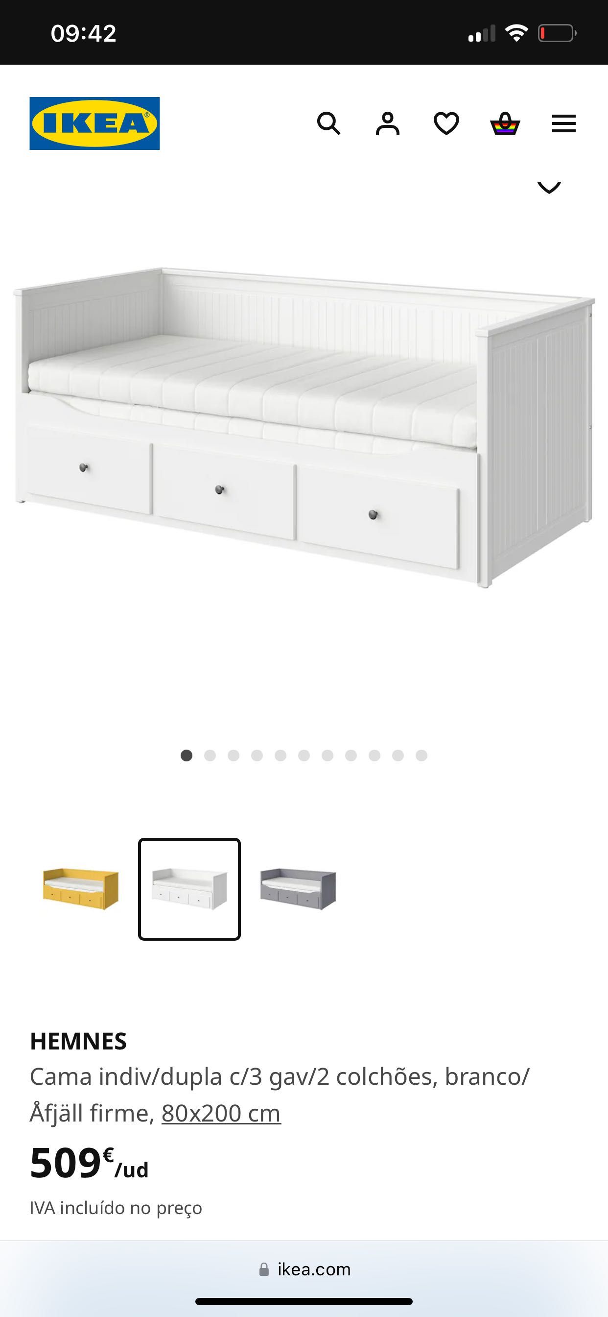 Um sofá, uma cama individual, uma cama de casal e arrumação