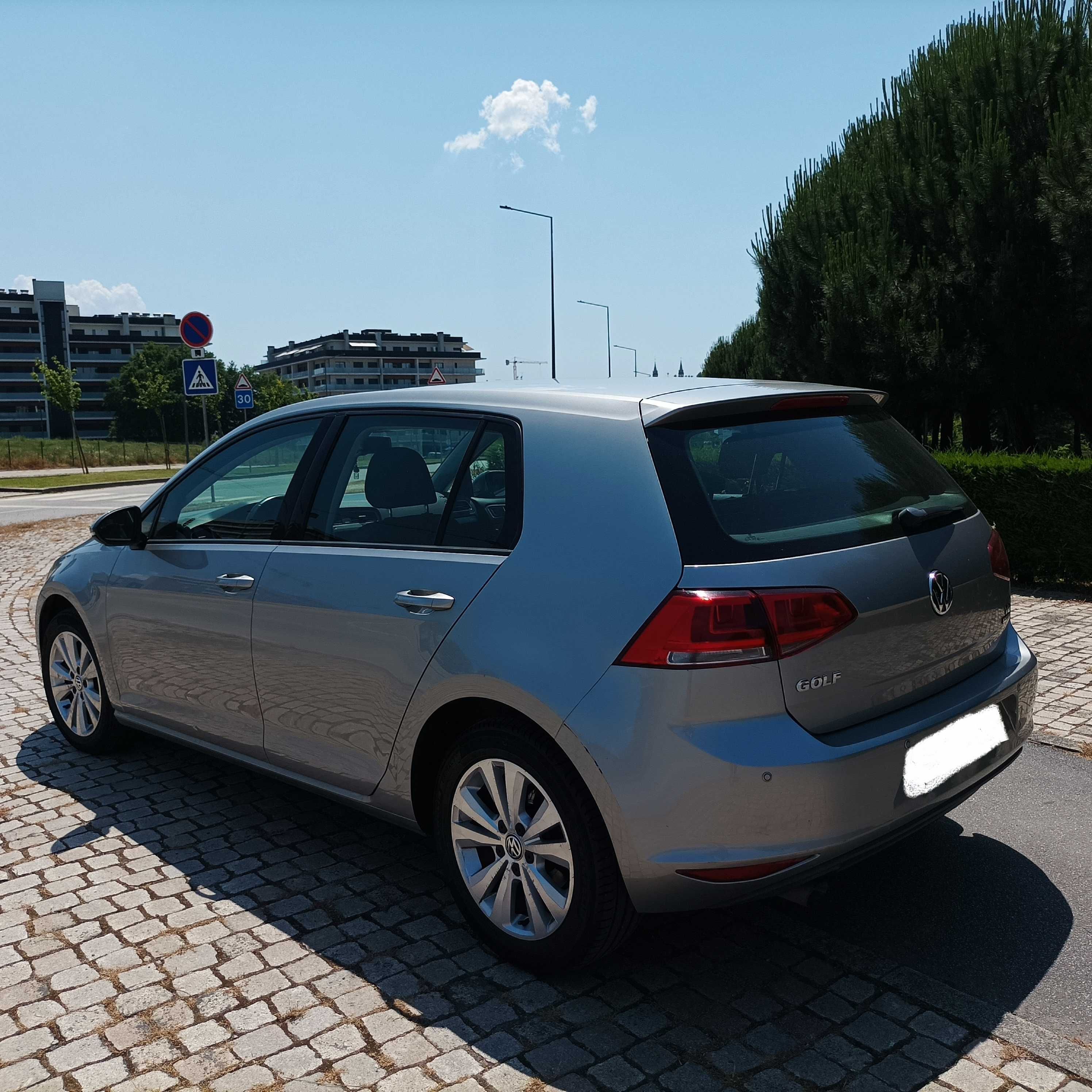 VOLKSWAGEN GOLF CONFORTLINE 1.6 TDi DGS - Maio/2014-Não Aceito Trocas