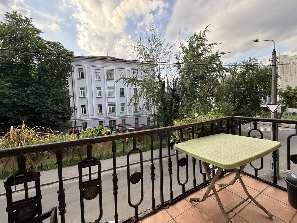 Пропонується на продаж 2к квартира «Сталінка» на вул. Освіти, 8/1