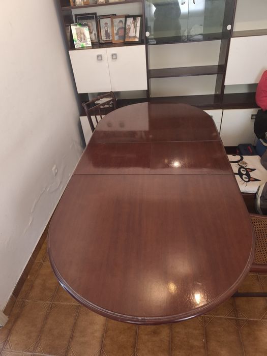 Mesa e 4 cadeiras com almofadas