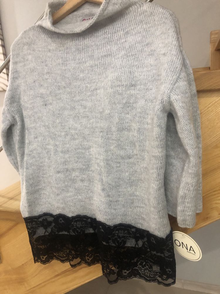Sweter szary z koronką