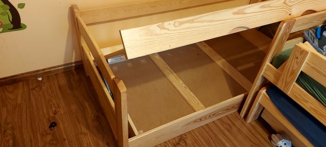 Drewniane łóżko ze skrzynią
