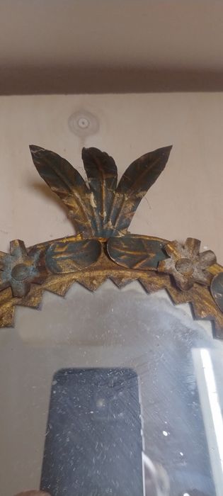 Par de espelhos antigos em folha de Flandes dourada