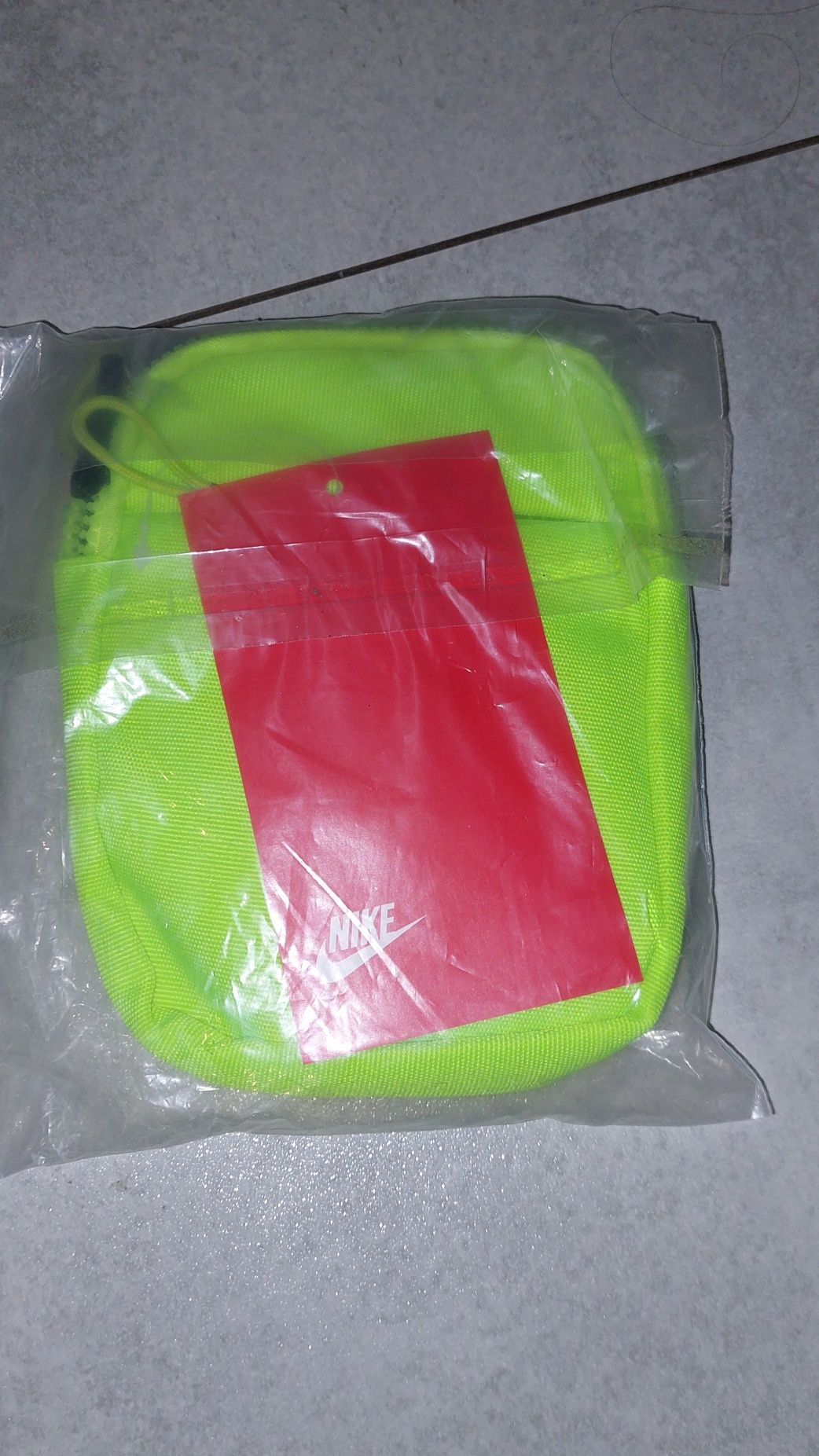 Nowa saszetka NIKE torebka na klatkę piersiową listonoszka neonowa