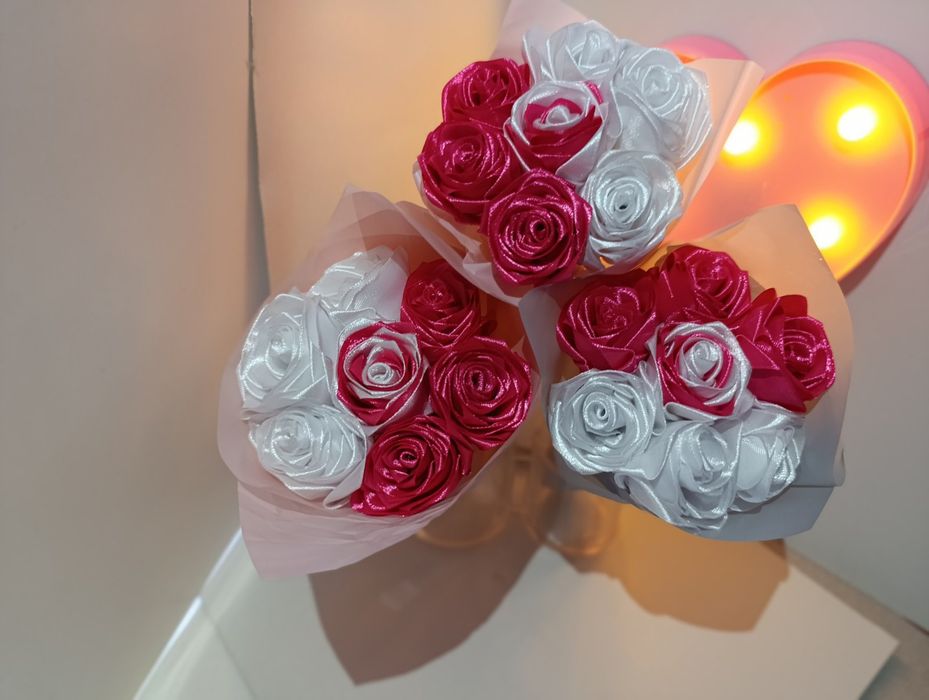 Букетики з атласної стрічки