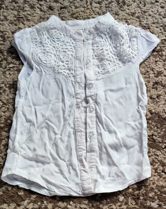 Bluzka Bluzeczka biała z koronkową aplikacją i stójką.