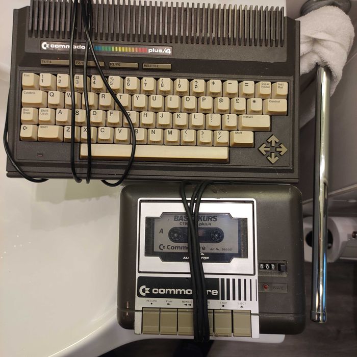 Ретро компьютер с магнитофоном