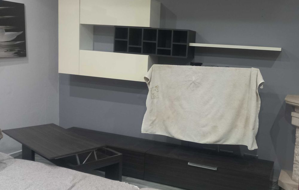 Móvel de sala com estante de parede e mesa de centro