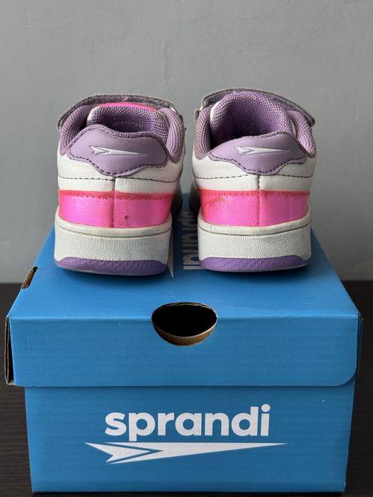 Кроссовки на девочку 26 р.