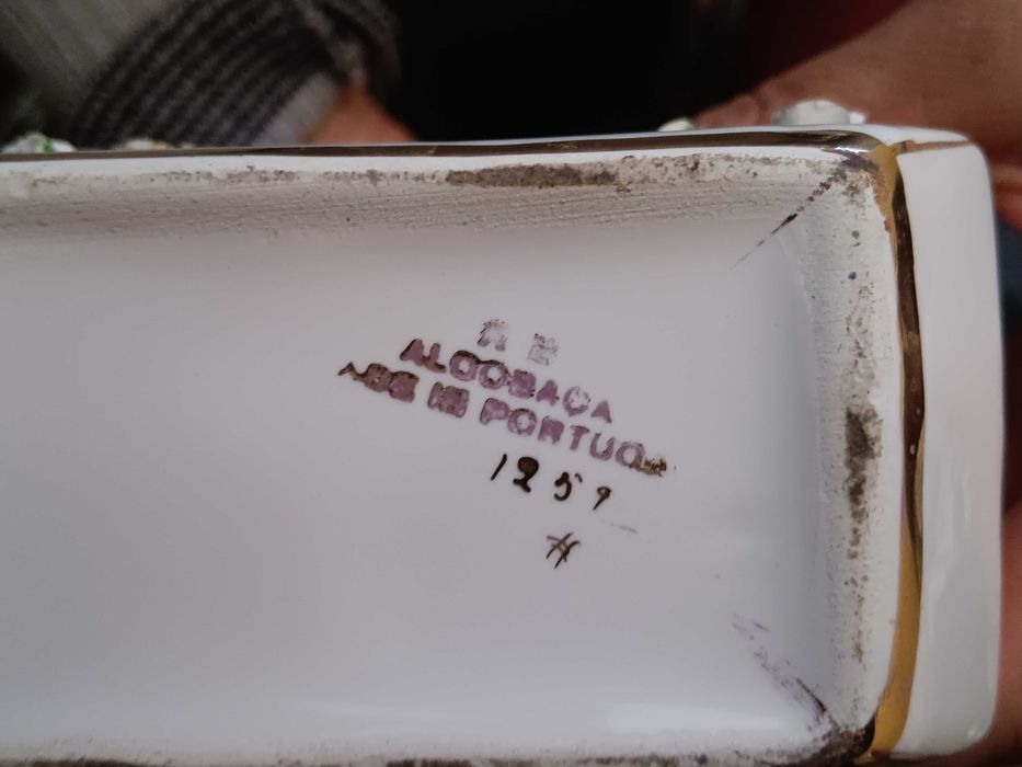 Antiga garrafa de licor em loiça